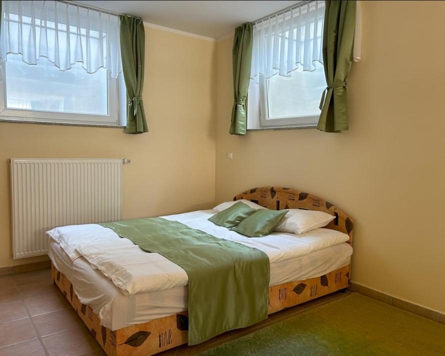 Sos Apartments Радовлица Экстерьер фото